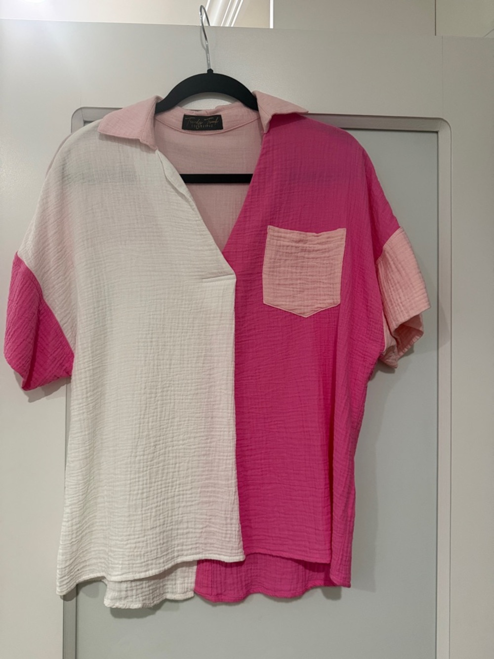 Boutique ColorBlock Two-Tone Pink and White Buttonless Gauze Top.  Medium